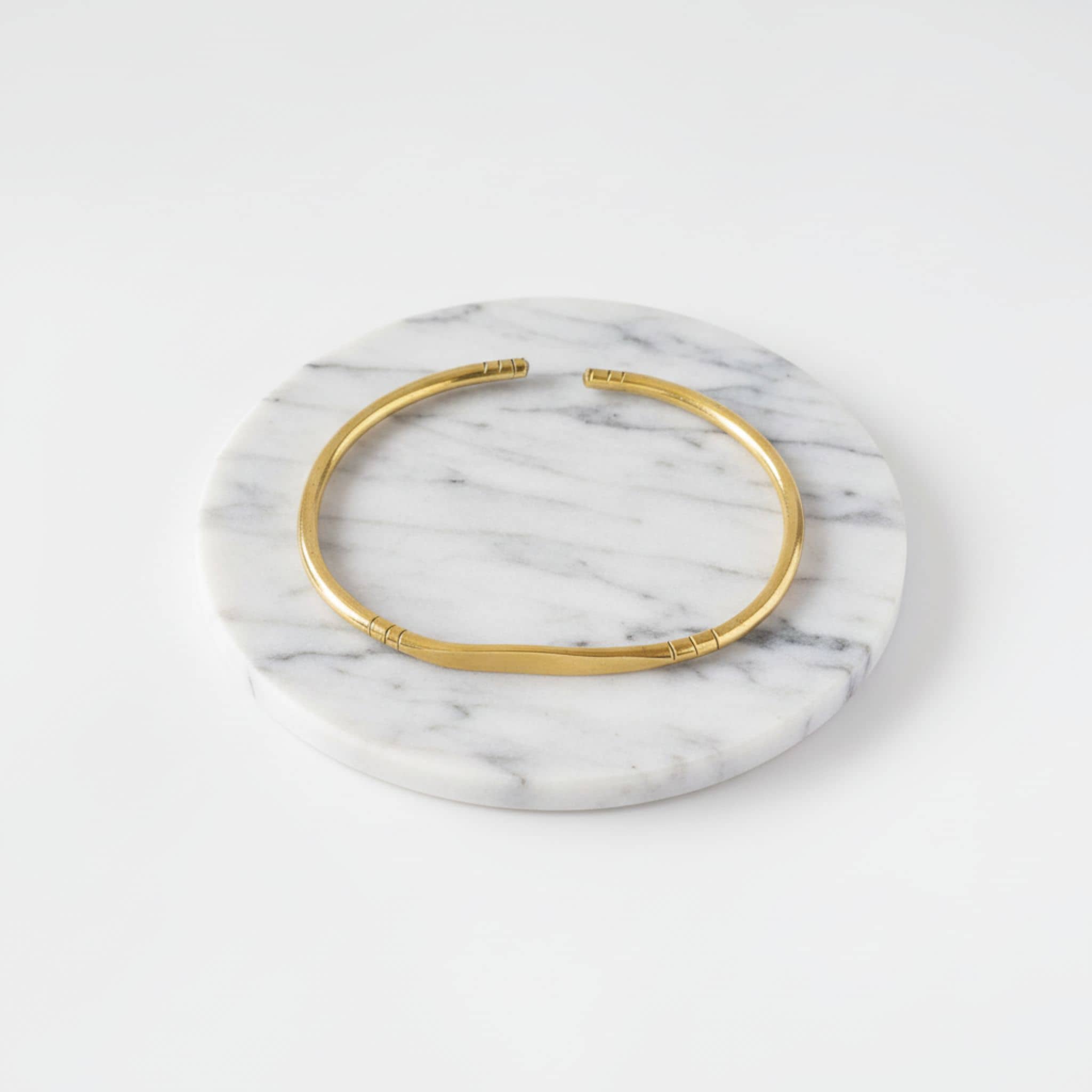 C-Shaped Open Cuff Brass Bracelet for Women - Dhahabu