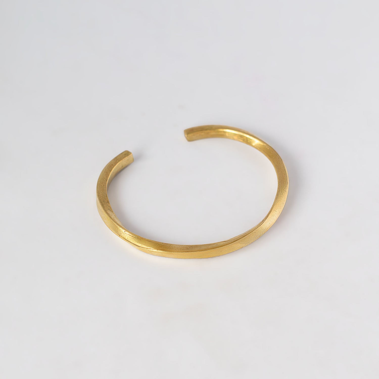 Round Open Twisted Cuff Bracelet for Men and Women - Pili