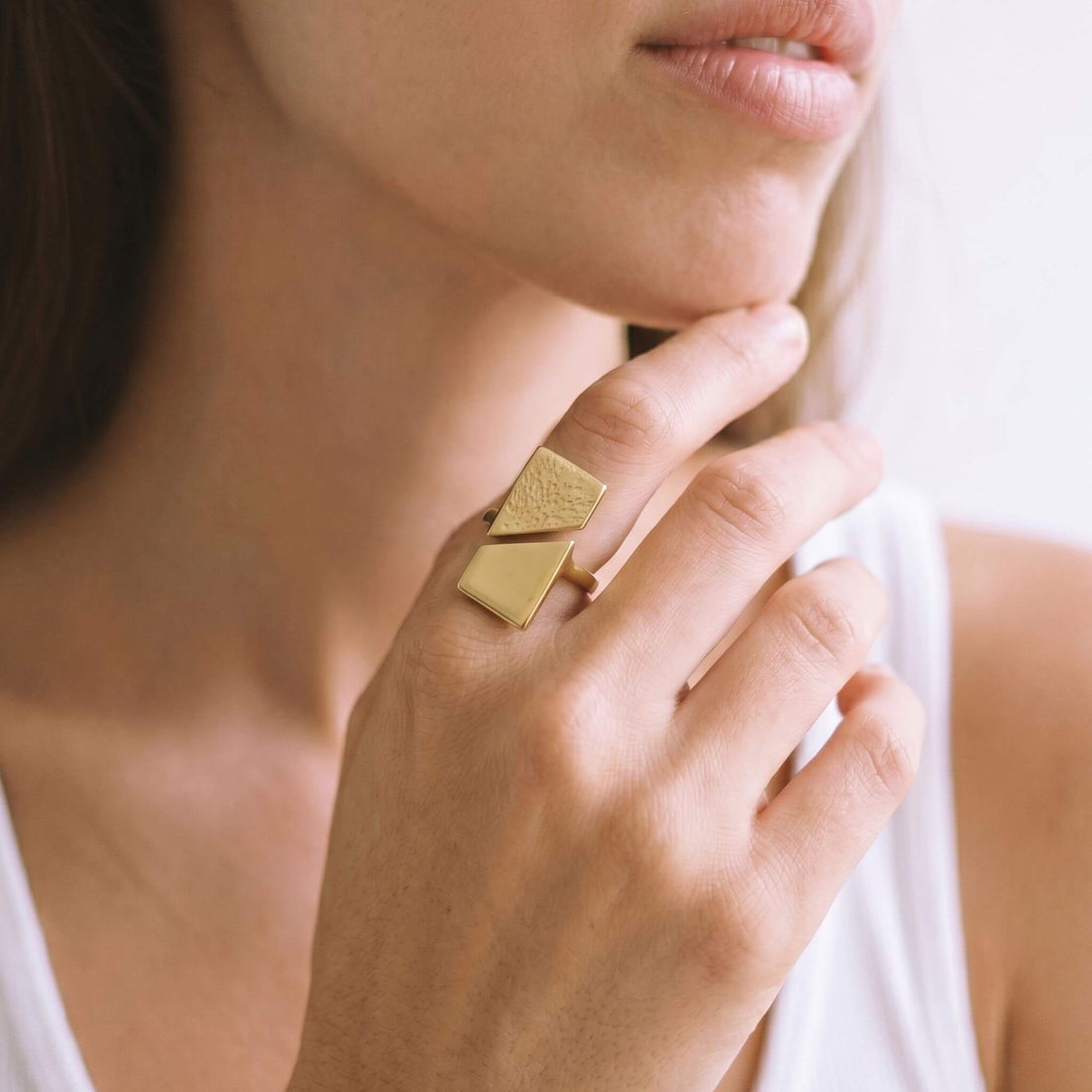 Kiu hammered brass rectangular ring flat lay — Ecodunia