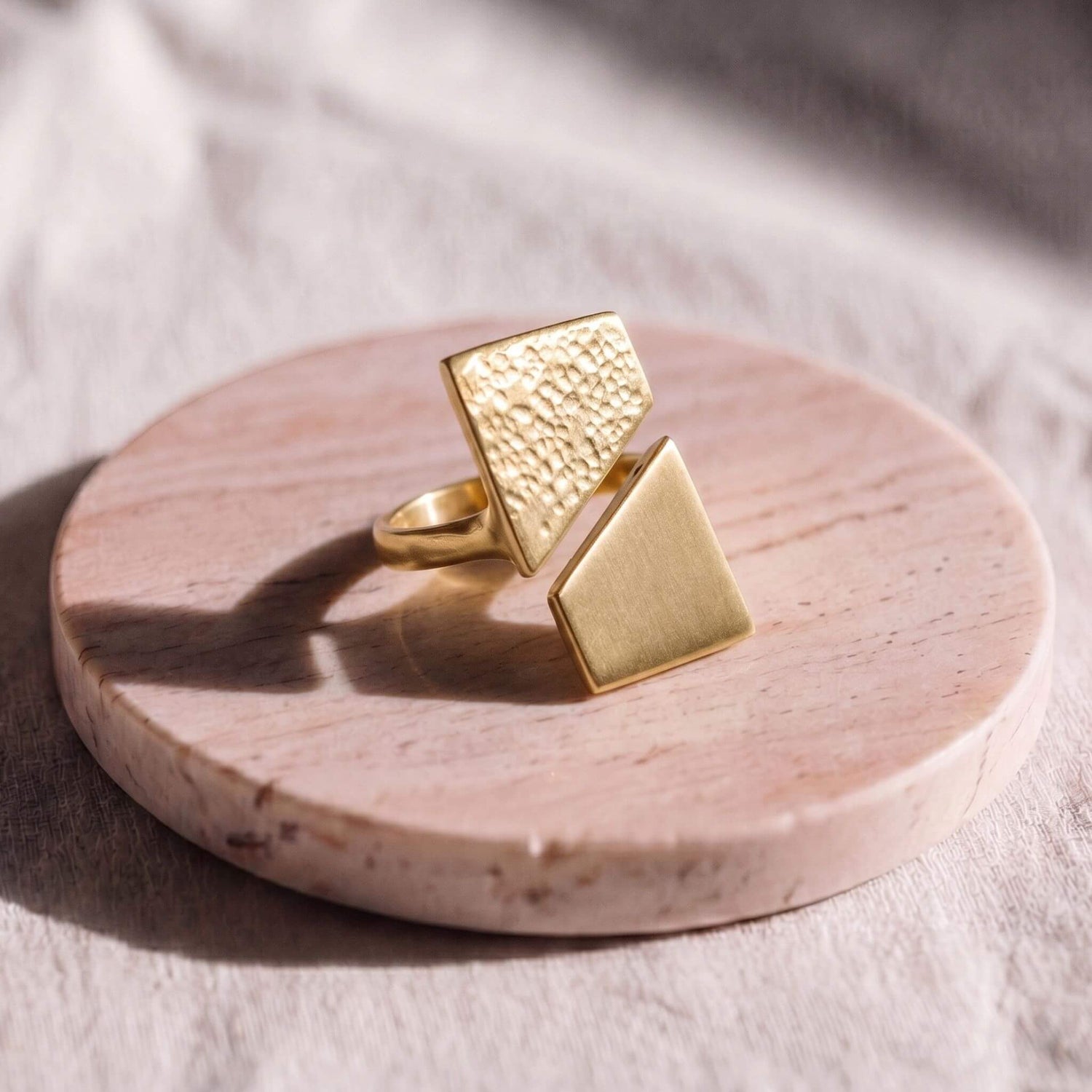 Kiu hammered brass rectangular ring flat lay — Ecodunia