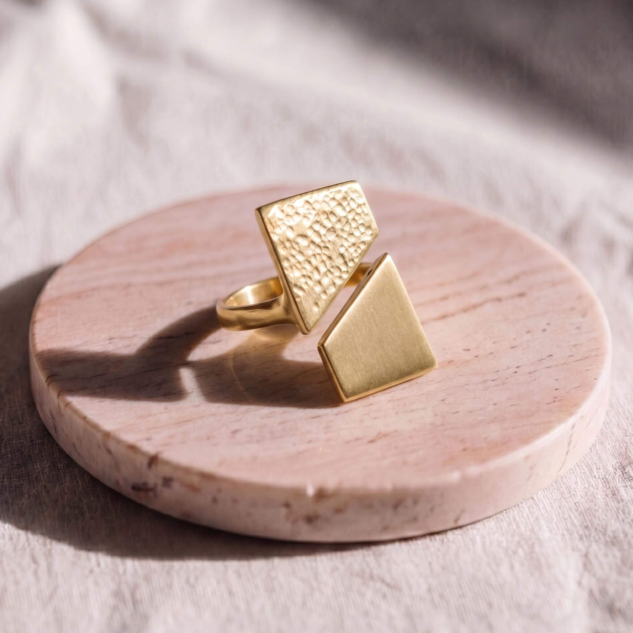 Kiu hammered brass rectangular ring flat lay — Ecodunia
