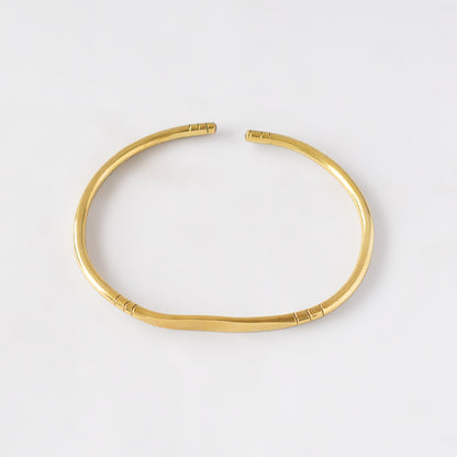 C-Shaped Open Cuff Brass Bracelet for Women - Dhahabu