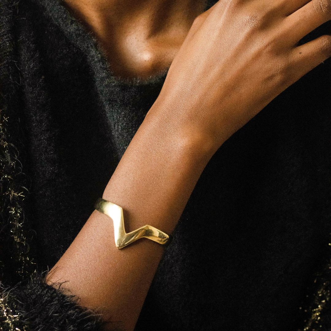 Adjustable Brass Open V-Shaped Cuff Bracelet - Nyeupe