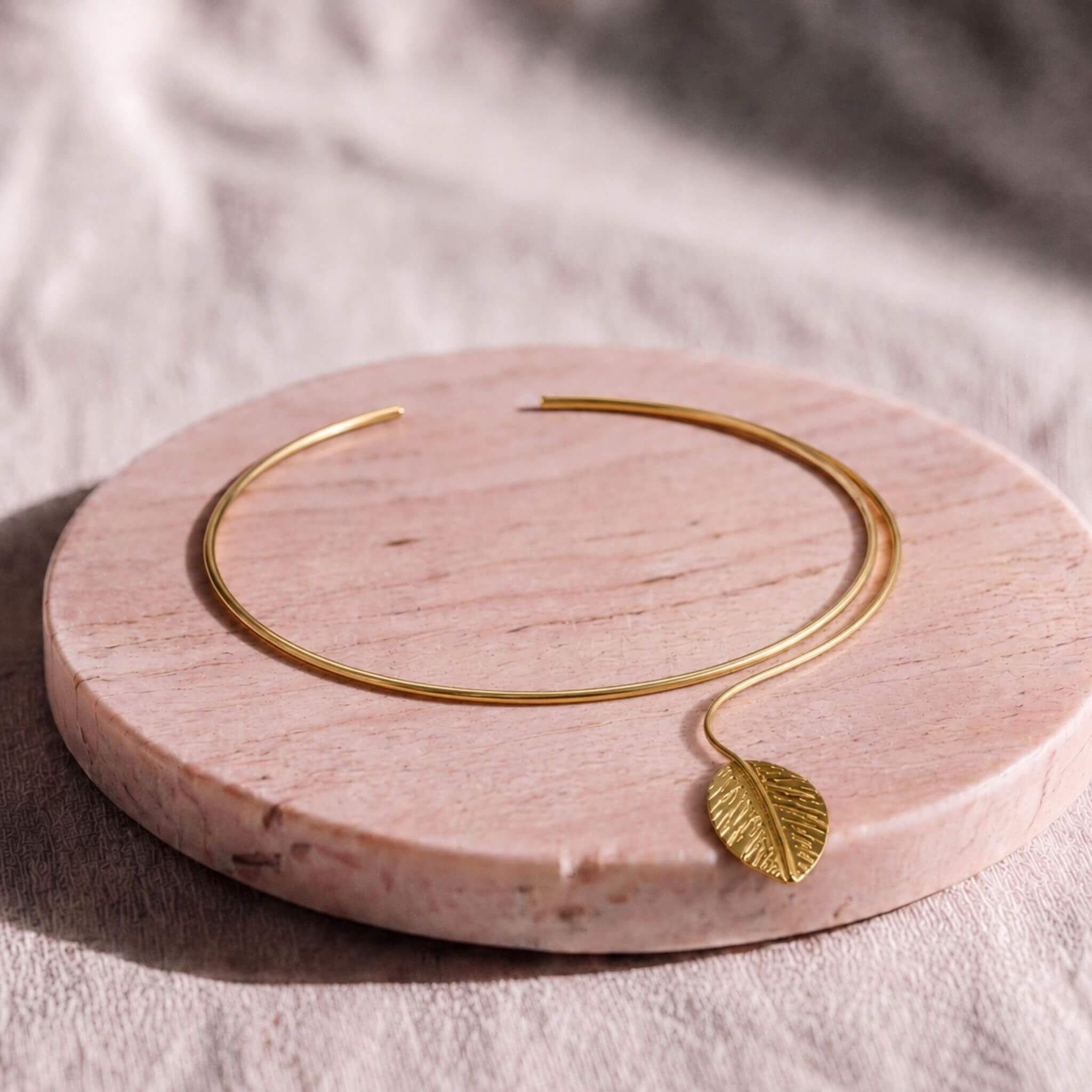 Leaf Pendant Wrap Brass Choker Necklace | Zizi - EcoDunia