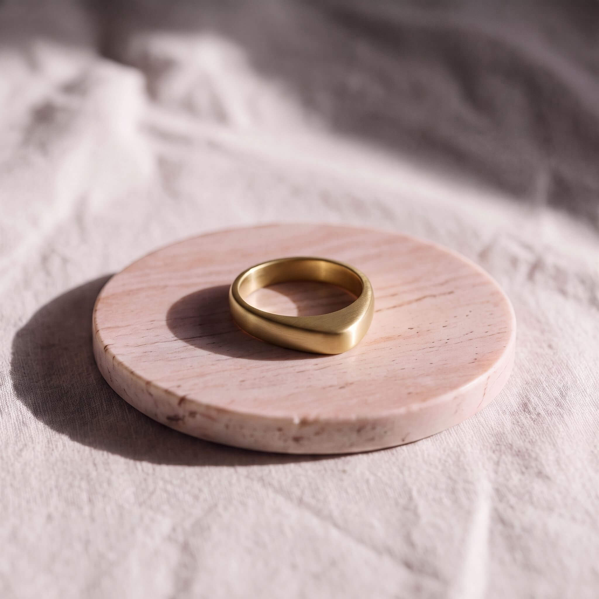 Minimalist Curve Brass Ring | Eneo - Ecodunia