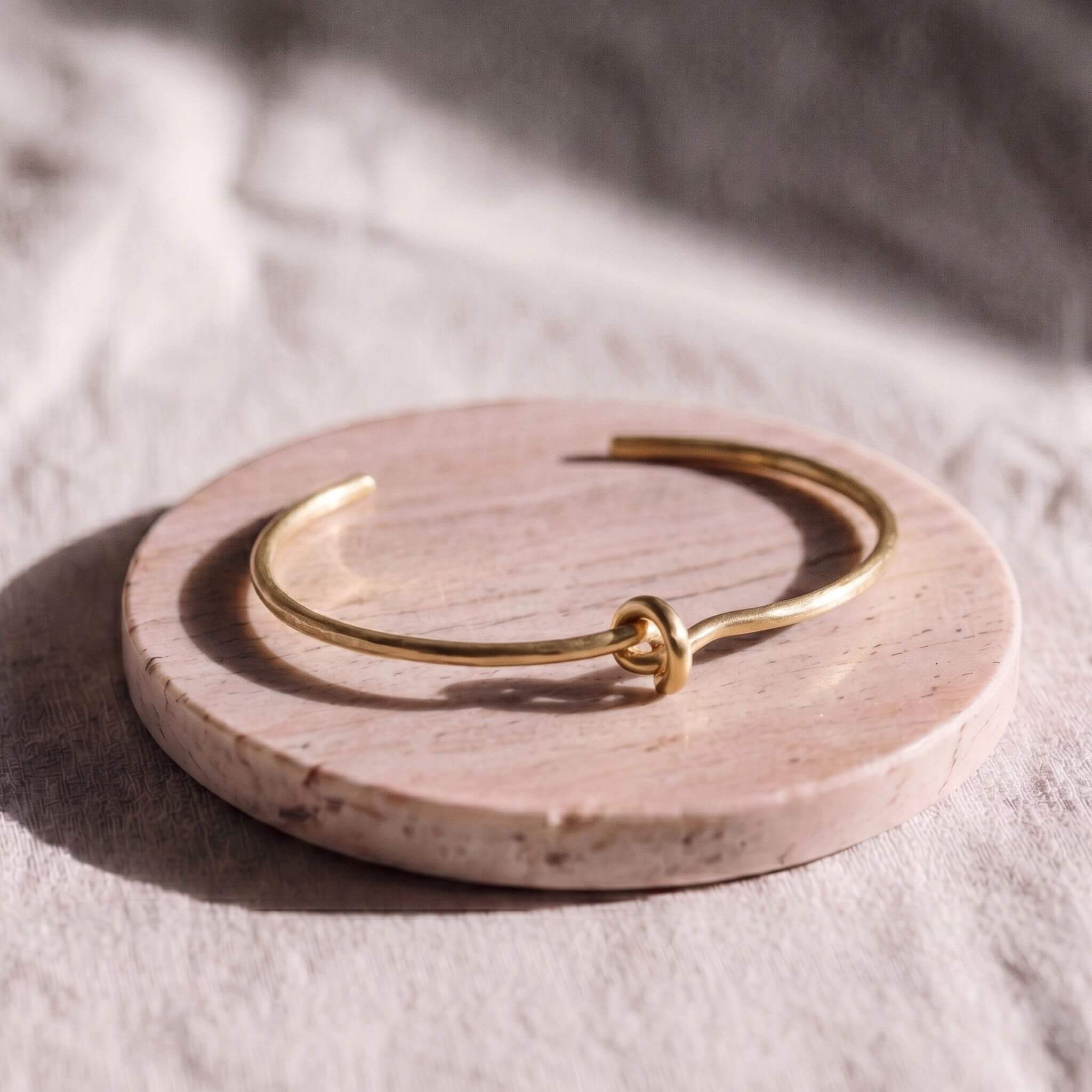 Thin Knot Brass Cuff Bracelet | Tatu - Ecodunia