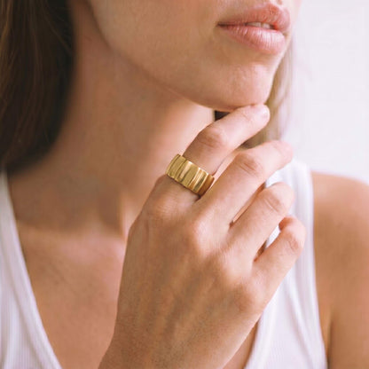 Scalloped Sun Ray Band Ring | Issa Ecodunia