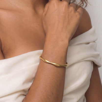 Smooth Sculptural Brass Bangle Bracelet | Sema - EcoDunia