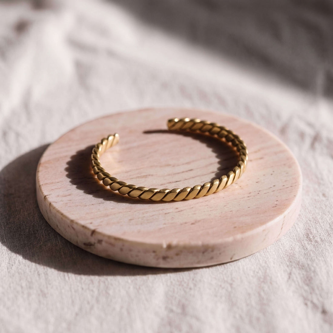 Wide Twisted Brass Cuff Bracelet | Dona -Ecodunia